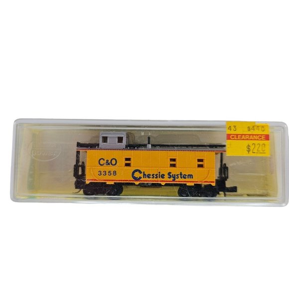 N Scale Model Power 3103 Chessie System Caboose Freight Car - Picture 1 of 8